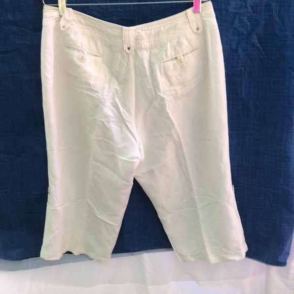 Excellent condition. White 55% linen capris. Very cool summer pants. Size 14 - Picture 6 of 6